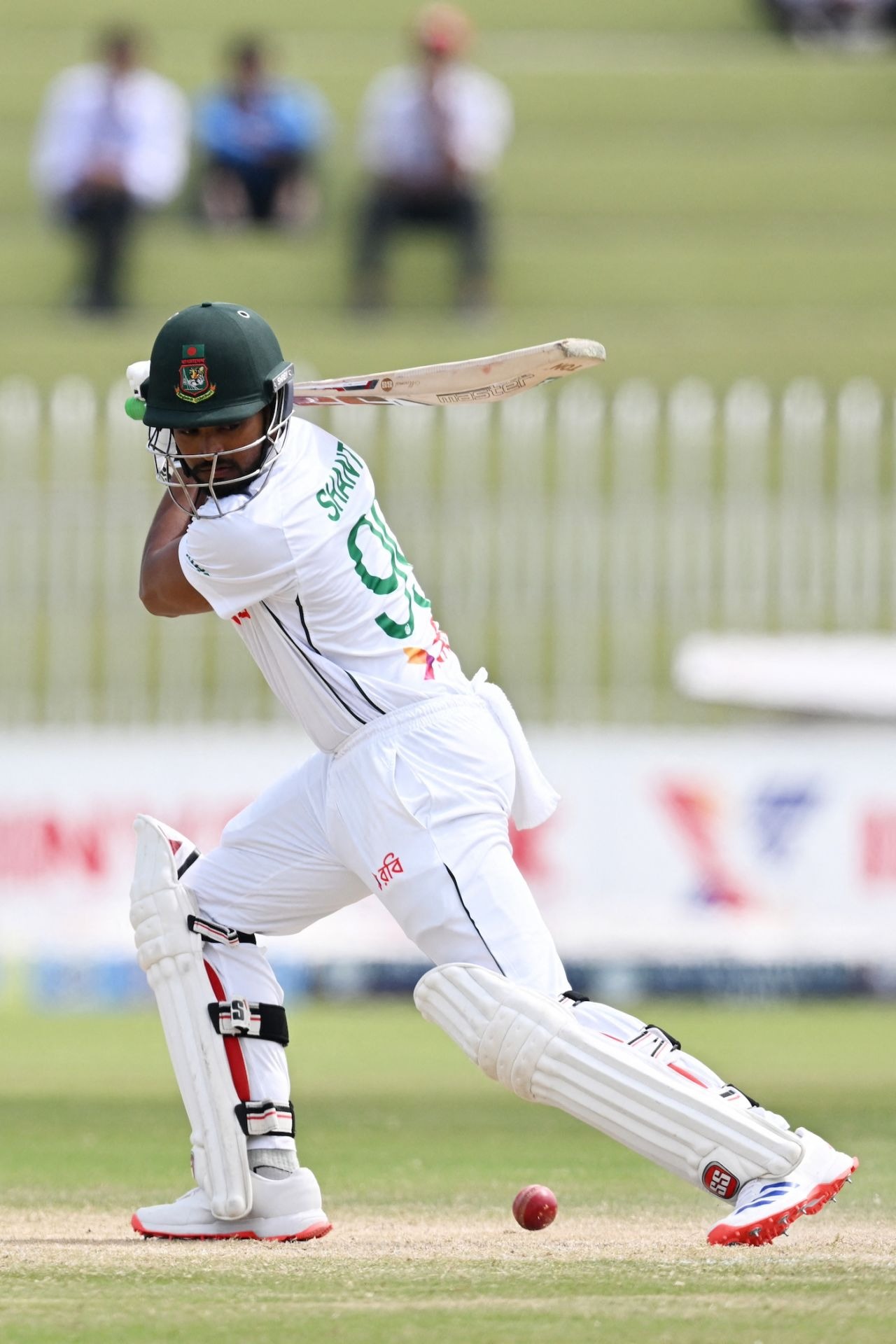 মুমিনুল ও শান্ত জুটি এগিয়ে চলছে