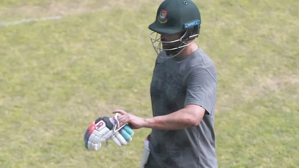 অনুশীলনে আঙ্গুলে চোট পেয়ে মাঠ ছাড়লেন তামিম