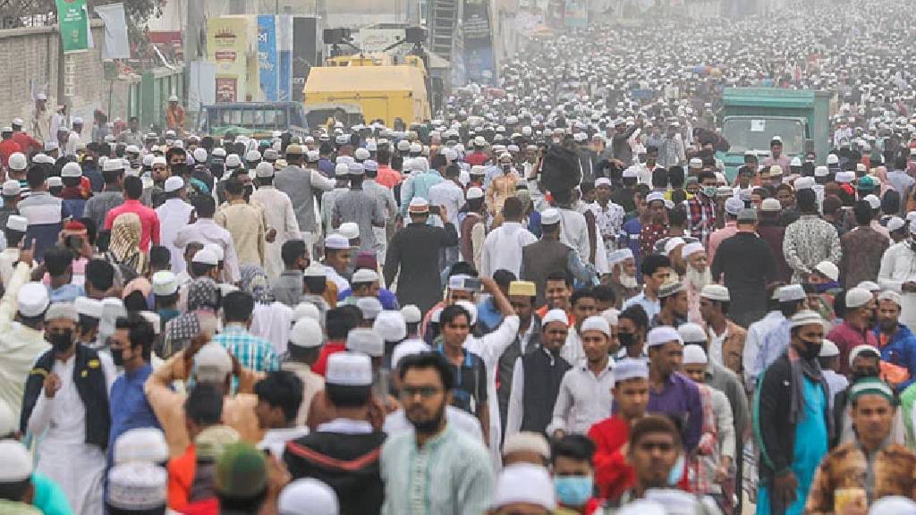 দুপুরের আগেই আখেরি মোনাজাত, ছুটছেন মুসল্লিরা