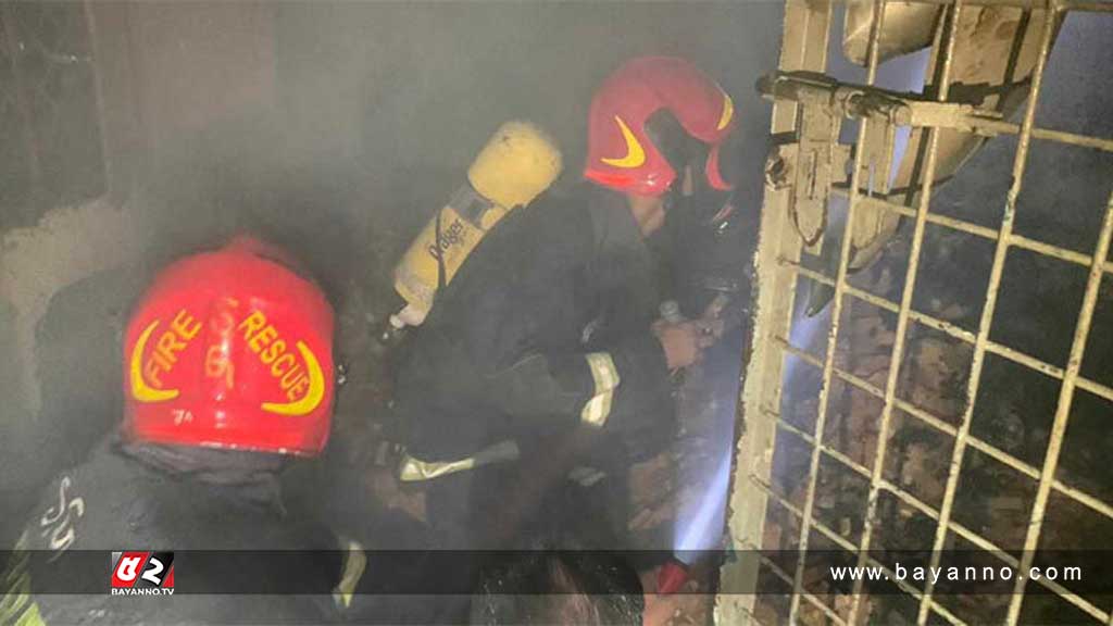 রাজধানীর পাটুয়াটুলিতে প্রেসে আগুন, নিয়ন্ত্রণে ৬ ইউনিট