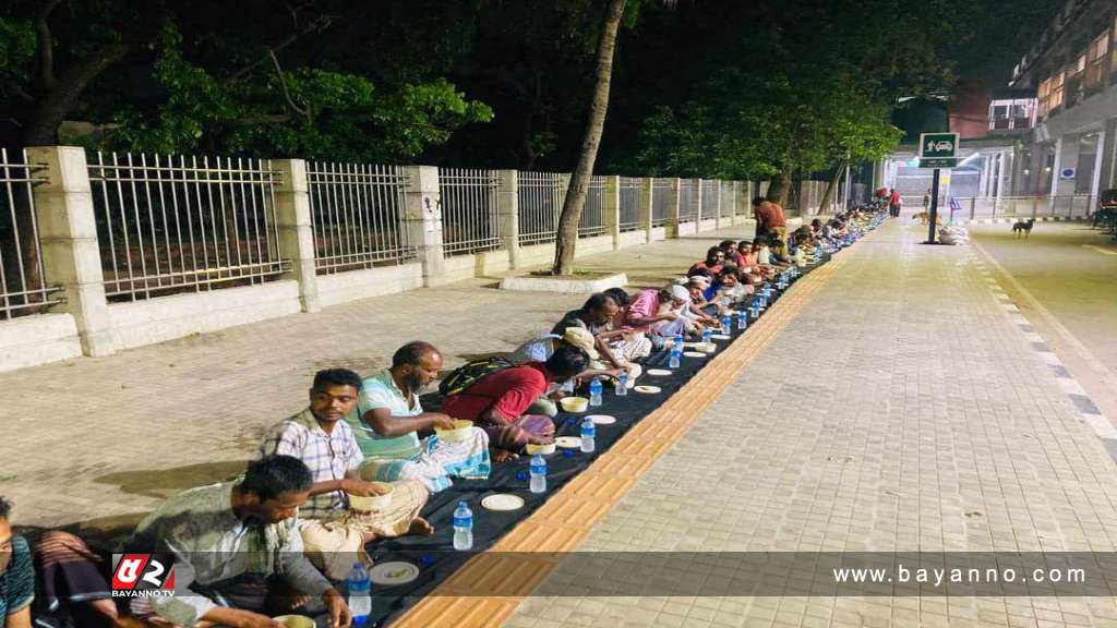 টিউশনির টাকায় ছিন্নমূলদের জন্য সেহরি আয়োজন ঢাবি শিক্ষার্থীদের