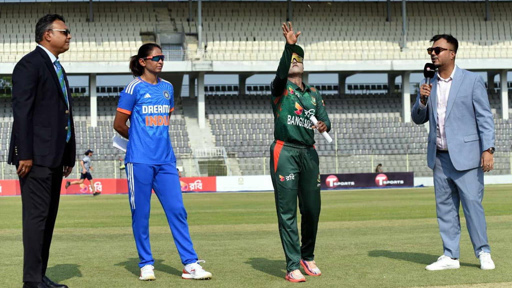 চতুর্থ টি-টোয়েন্টিতে বোলিংয়ে বাংলাদেশ