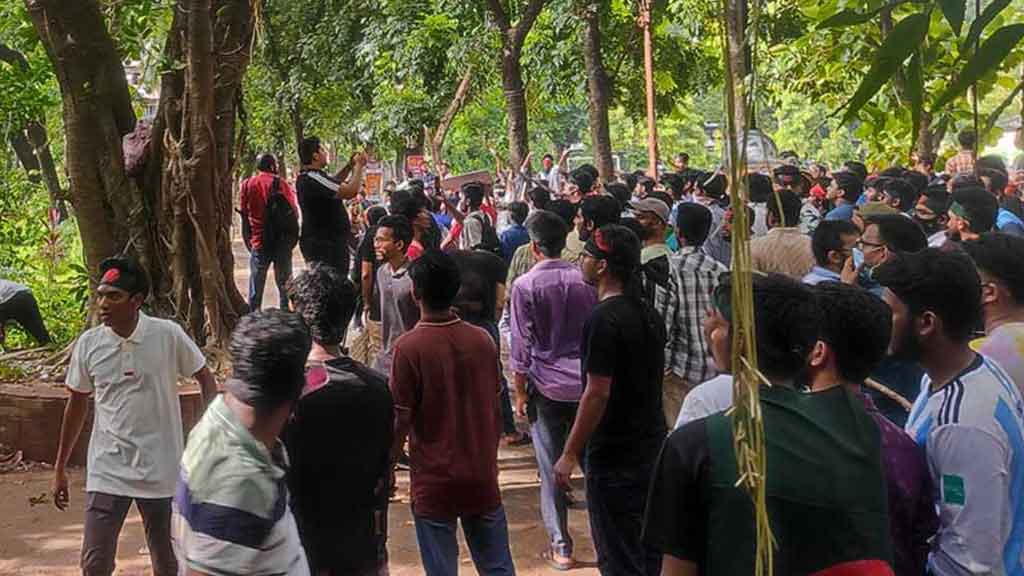 ঢাকা বিশ্ববিদ্যালয় ক্যাম্পাস থম থমে, ধাওয়া-পাল্টা ধাওয়া